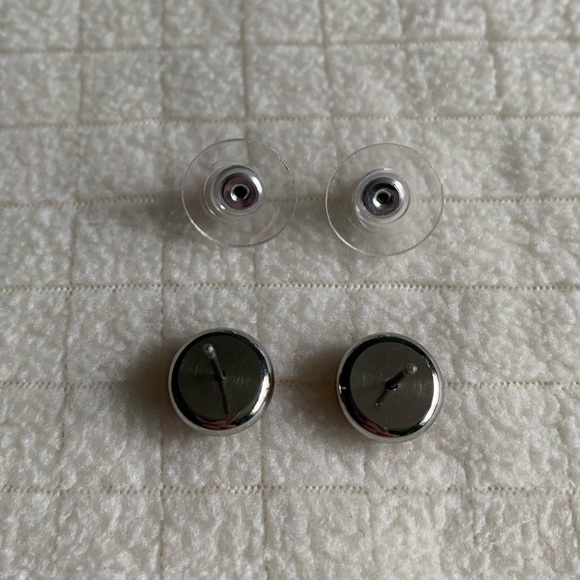 NWOT Francesca’s leopard stud earrings - Picture 3 of 6